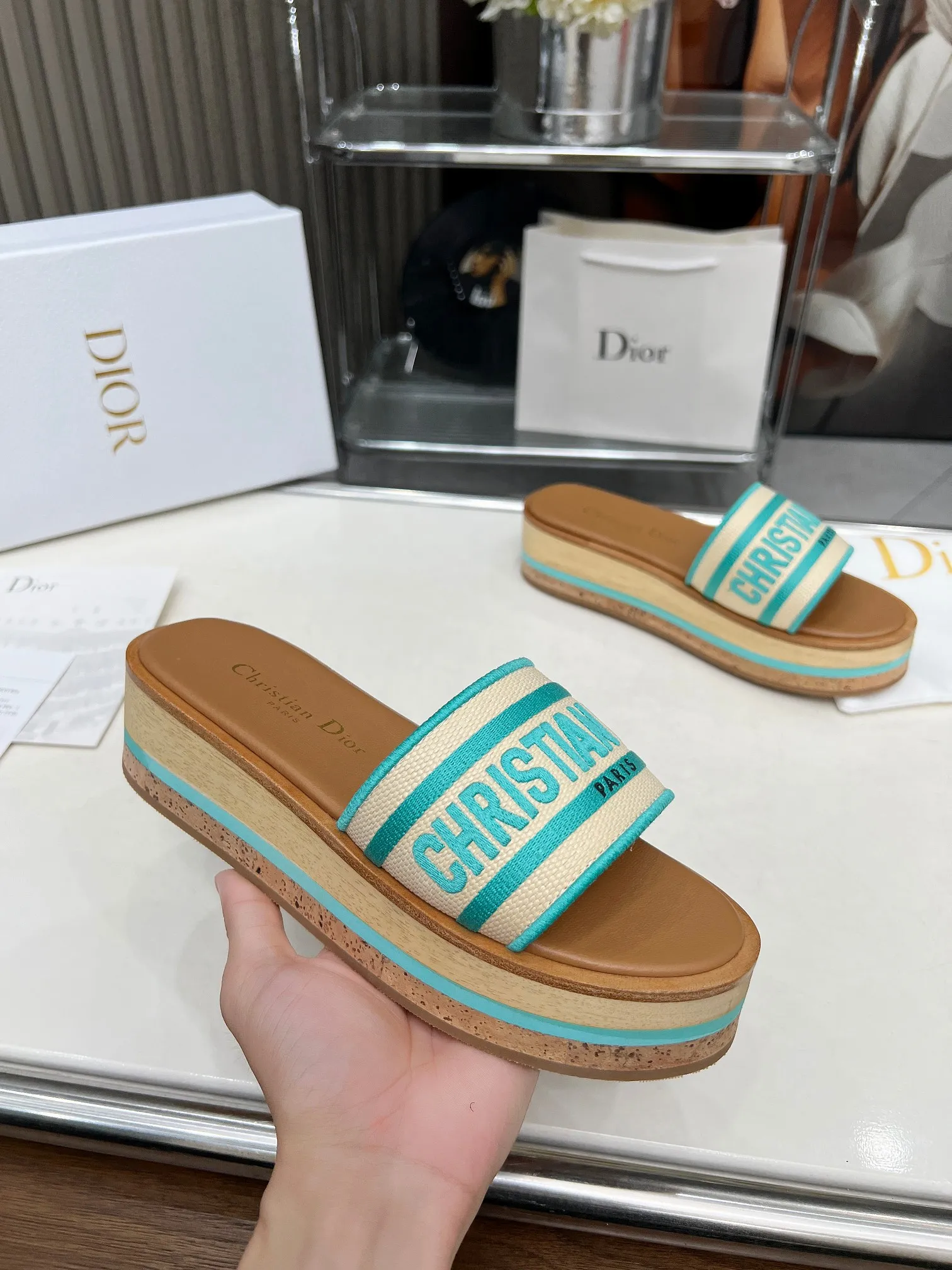👟👟Ex-factory price 420👟👟 Dior's new spring and summer IVIETA DWAY jelly-colored flat-soled one-slip women's shoes with CD letter logo three-dimensional embroidery thick-soled round-toe open-toe slippers. The original version is developed to be the top version on the market. It feels soft and delicate on the feet and is extremely comfortable. Material: Upper imported raffia electric embroidery high-temperature water-soluble cotton technical fabric + water-dyed cowhide foot pad lining + original consistent combination outsole Outsole: original outsole Size: 35-42 (40.41.42 custom-made, non-refundable and non-exchangeable)